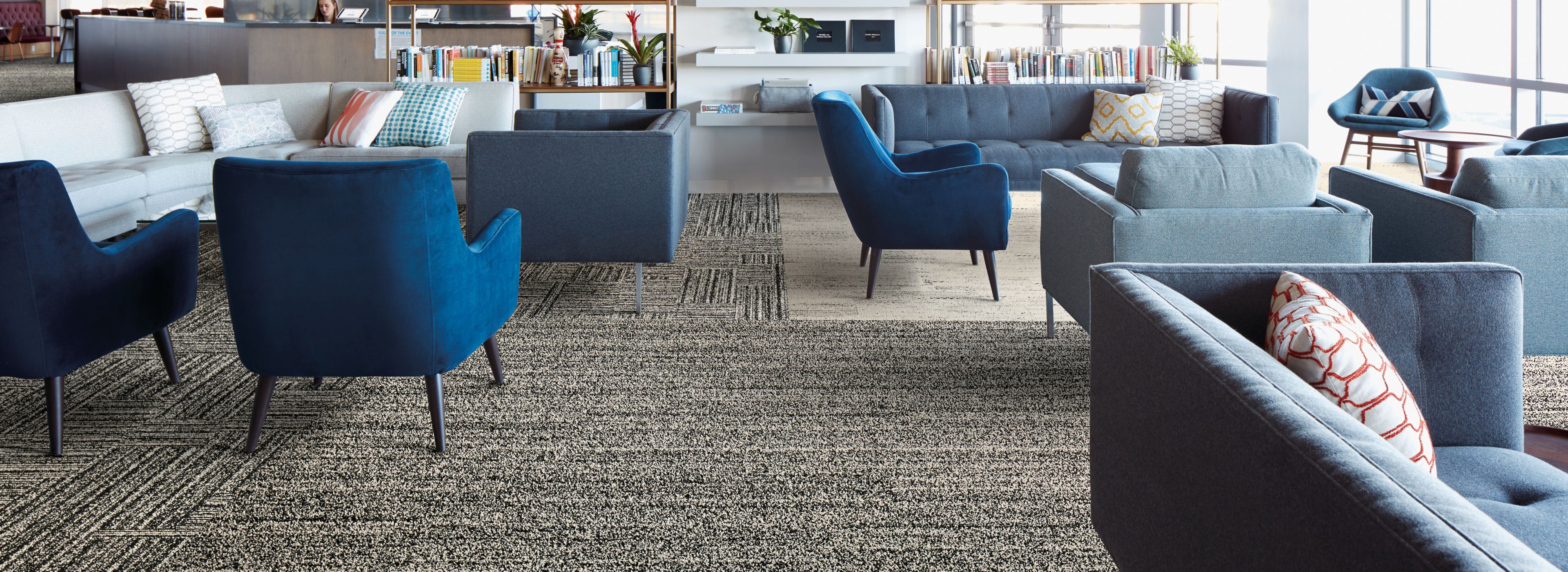 Interface Overedge plank carpet tile in open lounge area with chairs and couches numéro d’image 1